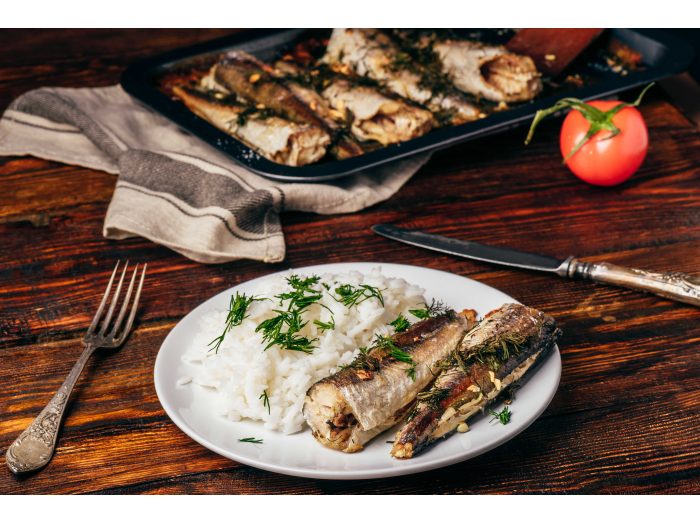Receta de tronquitos de merluza asados con ajo y arroz blanco