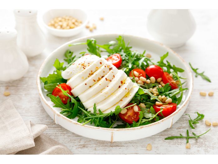 Receta de ensalada de rúcula, mozzarella y piñones mondados