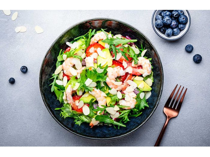 Deliciosa ensalada de almendras, gambas y fresas