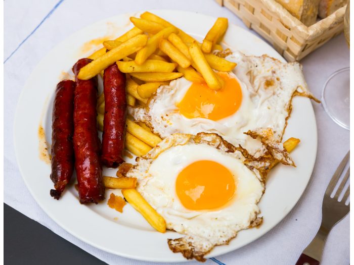 Chorizos con huevo y patatas | Tradición y sabor