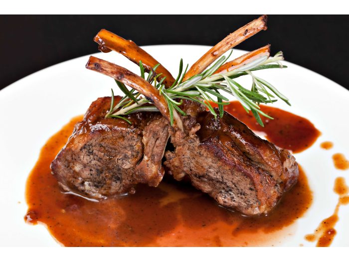 Chuletas de cabrito en salsa de vino