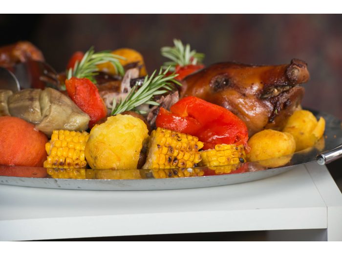 Cochinillo asado con verduras asadas