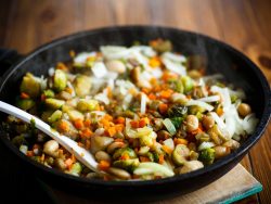 Menestra común con alcachofa