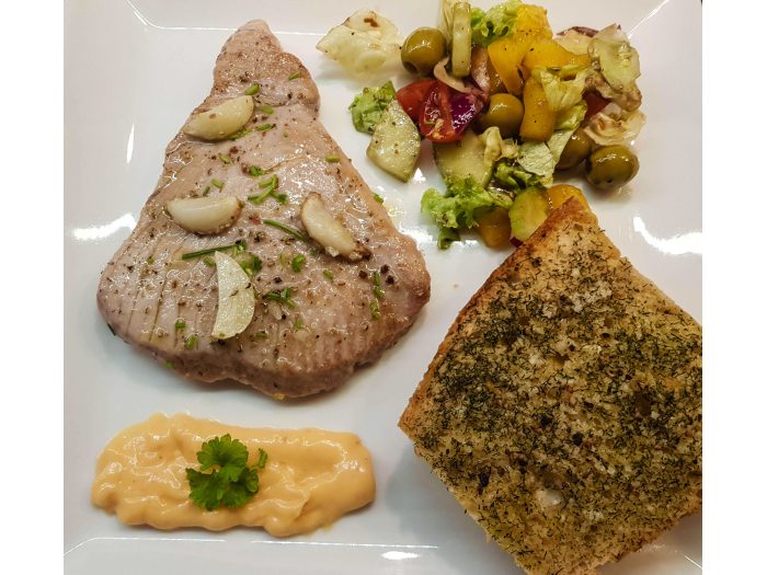 Receta de lomo de atún al ajillo