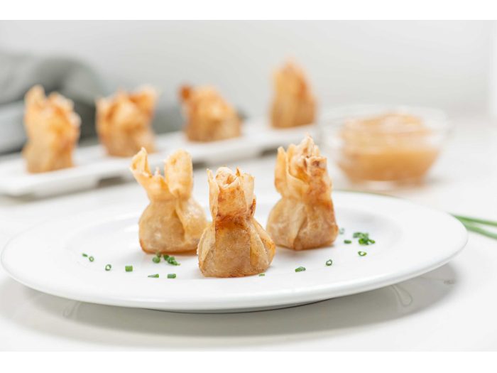 Saquitos de Cebolla Caramelizada con salsa de queso de cabra