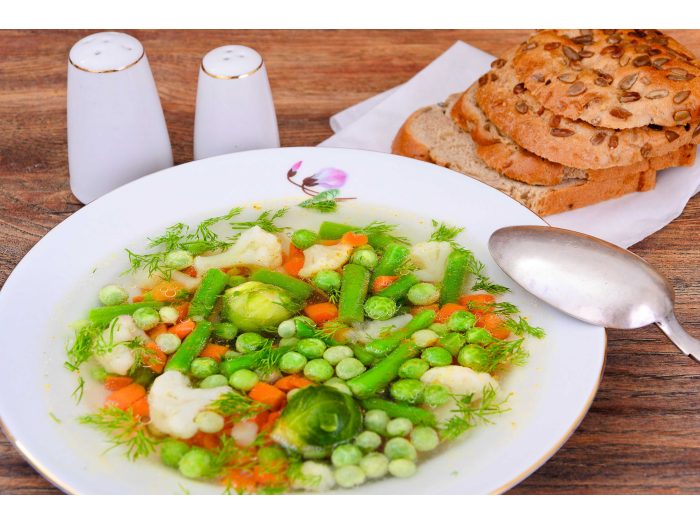 Minestrone con champiñones y alcachofas