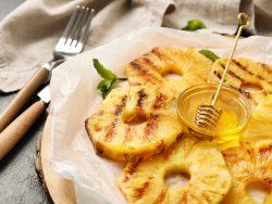 rodaja de piña en su jugo