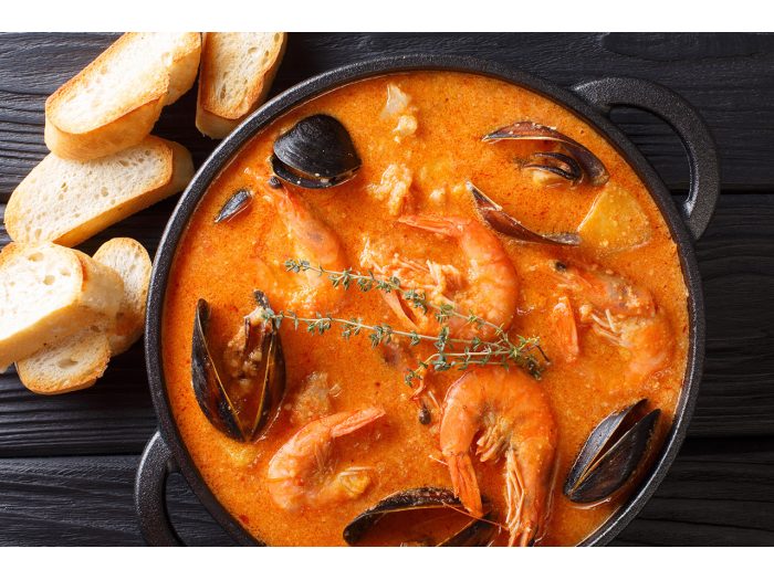 Caldo de mariscos con cabezas de bogavante