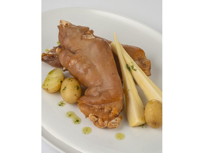 Manitas de Cerdo Confitadas a Baja Temperatura con Patatas y Chirivía