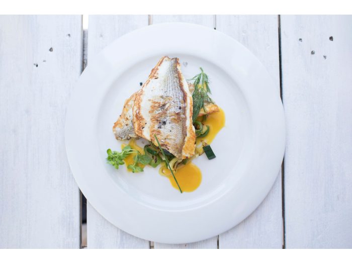Filete de carbonero con verduras salteadas y salsa de mostaza
