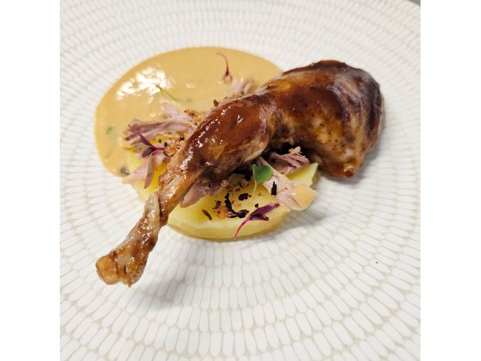 Perdiz en escabeche en dos cocciones, puré de patata trufada, flor de hibisco, crema de perdiz escabechada y migas