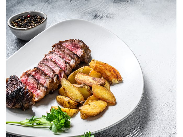 Lomo bajo a la parrilla con mantequilla de hierbas y patatas