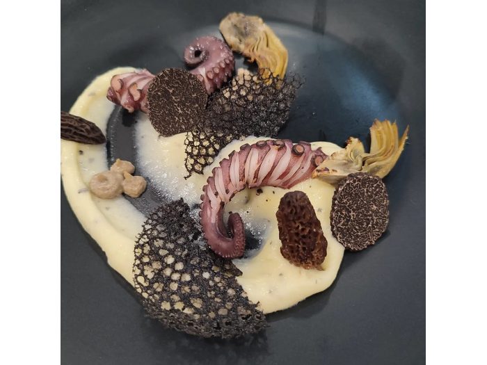 Pulpo braseado, parmentiere de patata trufada, tuil de tinta, alcachofa confitada y colmenillas salteadas.
