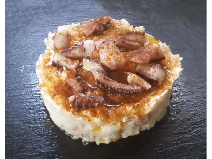 Ensaladilla rusa con pulpo y pimentón