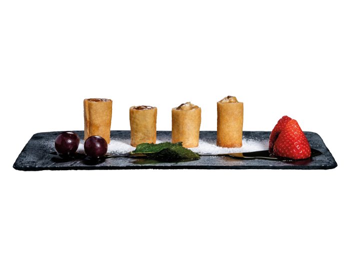 Rolls de manzana y pasas con nata y canela