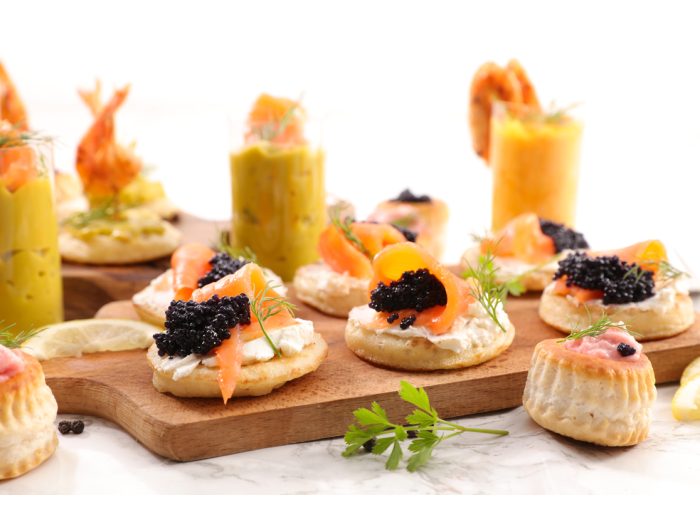 Canapés de caviar negro (sucedáneo)
